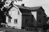 Byggnadsinventering i Lindome 1968. Annestorp 1:53.
Hus nr: 570D2011.
Benämning: permanent bostad och redskapsbod.
Kvalitet, bostadshus: god.
Kvalitet, redskapsbod: dålig.
Material: trä.
Övrigt: ladugården riven.
Tillfartsväg: framkomlig.
Renhållning: soptömning.