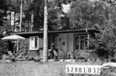 Byggnadsinventering i Lindome 1968. Lindome 3:35.
Hus nr: 579B1032.
Benämning: fritidshus och garagetak.
Kvalitet, fritidshus: mycket god.
Kvalitet, garagetak: god.
Material: trä.
Tillfartsväg: framkomlig.
Renhållning: soptömning.