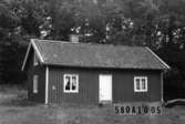 Byggnadsinventering i Lindome 1968. Sinntorp 1:1.
Hus nr: 580A1005.
Benämning: scoutstuga, redskapsbod och hus.
Kvalitet, scoutstuga: god.
Kvalitet, redskapsbod: mindre god.
Kvalitet, hus: mycket god.
Material: trä.
Tillfartsväg: ej framkomlig.