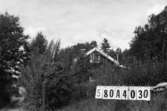 Byggnadsinventering i Lindome 1968. Hassungared 2:29.
Hus nr: 580A4030.
Benämning: permanent bostad och redskapsbod.
Kvalitet, bostadshus: god.
Kvalitet, redskapsbod: mindre god.
Material: trä.
Byggnadslov: inga byggnadslovshandlingar finnes.
Övrigt: det rödaste vi har sett.
Anmärkning: nyttjas idag som helårsbostad.
Fastighet: 4638 kvm.
Tillfartsväg: framkomlig.