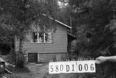 Byggnadsinventering i Lindome 1968. Hassungared 1:34.
Hus nr: 580D1006.
Benämning: fritidshus och gäststuga.
Kvalitet: mycket god.
Material: eternit.
Övrigt: ej färdigt.
Tillfartsväg: framkomlig.