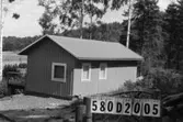 Byggnadsinventering i Lindome 1968. Hassungared 3:34.
Hus nr: 580D2005.
Benämning: fritidshus och redskapsbod.
Kvalitet, fritidshus: mycket god.
Kvalitet, redskapsbod: dålig.
Material: trä.
Tillfartsväg: framkomlig.
