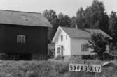 Byggnadsinventering i Lindome 1968. Hällesåker 3:14.
Hus nr: 590B3017.
Benämning: permanent bostad och ladugård.
Kvalitet, bostadshus: mycket god.
Kvalitet, ladugård: god.
Material: trä.
Övrigt: skjul rivet.
Tillfartsväg: framkomlig.
Renhållning: soptömning.