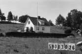 Byggnadsinventering i Lindome 1968. Gårda 1:16.
Hus nr: 590B3026.
Benämning: permanent bostad och redskapsbod.
Kvalitet, bostadshus: god.
Kvalitet, redskapsbod: mindre god.
Material, bostadshus: sten, puts.
Material, redskapsbod: trä.
Tillfartsväg: framkomlig.
Renhållning: soptömning.