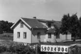 Byggnadsinventering i Lindome 1968. Gårda 1:7.
Hus nr: 590B4004.
Benämning: permanent bostad.
Kvalitet: god.
Material: trä.
Tillfartsväg: framkomlig.
Renhållning: soptömning.