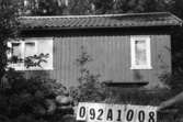 Byggnadsinventering i Lindome 1968. Greggered 1:42.
Hus nr: 092A1008.
Benämning: fritidshus, gäststuga och två redkapsbodar.
Kvalitet, bostadshus och gäststuga: god.
Kvalitet, redskapsbodar: mindre god.
Material: trä.
Tillfartsväg: framkomlig.