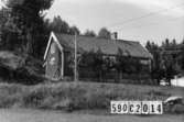 Byggnadsinventering i Lindome 1968. Hällesåker 3:29.
Hus nr: 590C2014. Hällesåkersstugans kontor.
Benämning: kontor.
Kvalitet: god.
Material: trä.
Tillfartsväg: framkomlig.
Renhållning: soptömning.