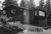 Byggnadsinventering i Lindome 1968. Hällesåker 3:43.
Hus nr: 590C2021.
Benämning: fritidshus.
Kvalitet: god.
Material: trä.
Tillfartsväg: framkomlig.
Renhållning: soptömning.