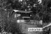 Byggnadsinventering i Lindome 1968. Torvmossared 1:34.
Hus nr: 590C4005.
Benämning: fritidshus.
Kvalitet: mycket god.
Material: trä.
Tillfartsväg: framkomlig.