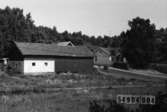 Byggnadsinventering i Lindome 1968. Hällesås 1:5.
Hus nr: 549D4004.
Benämning: permanent bostad, ladugård och redskapsbod.
Kvalitet, bostadshus: god.
Kvalitet, övriga: mindre god.
Material: trä.
Tillfartsväg: framkomlig.