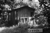 Byggnadsinventering i Lindome 1968. Hällesås 1:35.
Hus nr: 549D4021.
Benämning: fritidshus och redskapsbod.
Kvalitet: dålig.
Material: trä.
Övrigt: obebott ruckel.
Tillfartsväg: framkomlig.