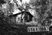 Byggnadsinventering i Lindome 1968. Kimmersbo 1:27.
Hus nr: 558A2003.
Benämning: fritidshus.
Kvalitet: mindre god.
Material: trä.
Övrigt: ligger till synes övergivet i skogen.
Tillfartsväg: ej framkomlig.