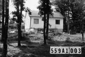 Byggnadsinventering i Lindome 1968. Hällesås 1:54.
Hus nr: 558B2014.
Benämning: fritidshus och lekstuga.
Kvalitet: god.
Material: trä.
Övrigt: brädhögar ligger framme.
Tillfartsväg: framkomlig.
Renhållning: soptömning.