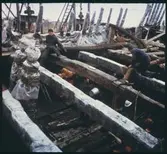 Vasas övredäcks balkar. Inplastade relingsstöttor och knektar för att skydda träet från uttorkning.