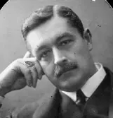 Carl Ambjörn Gustaf Sparre (1863-1917).
Gift med Fru Hilda Rakel Maria Sparre, född Deningshoff (1868-1948).