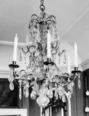 Takkrona med slipade kristallprismor och plats för sex ljus. Gunnebo slott, 1930-tal.