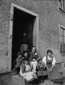Carin, Ivar, Anna, Olle, Signe och Ida, kvarteret Edda, Svartbäcksgatan 37, Uppsala 1900 - 1901