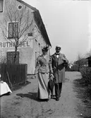 Christiane och Ruben Liljefors, utanför Liljefors Kruthandel, kvarteret Edda, Svartbäcksgatan 37, Uppsala 1900 - 1901