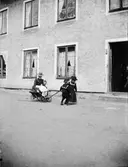 Elin Liljefors med barnen Ivar, Carin och Olle, kvarteret Edda, Svartbäcksgatan 37, Uppsala 1900 - 1901