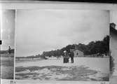 Elin, Olle och Ivar Liljefors med Gusten Widerbäck, Polacksbacken, Uppsala 1900