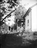 Elin Liljefors på verandan vid Berthåga, Uppsala 1901