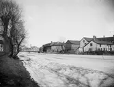 Gångbron vid Skolgatan, före Haglunds bro, och kvarteret Lindormen, Uppsala 1901