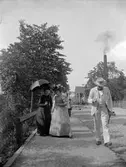 Josefina Liljefors, Lina Widerbäck och Artur Rydin på Svartbäcksgatan med broflyttningen i bakgrunden, Uppsala 1901