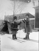 Ivar och Carin Liljefors på skidor, sannolikt Uppsala 1900 - 1901