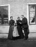 Lotten Törnqvist, Carin Liljefors, Hilda Trotzig och Calle Liljefors, Svartbäcksgatan 37, kvarteret Edda, Svartbäcken, Uppsala 1900 - 1901