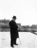 Man med skida, kvarteret Edda, Svartbäcksgatan, Uppsala