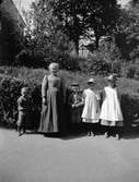 Carolina Widerbäck med Ivar, Olle, Carin och Signe Liljefors, Helga Trefaldighets kantorsbostad, kvarteret Oden, Uppsala 1900 - 1901