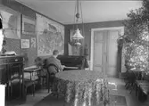 Sannolikt Ruben Liljefors vid pianot, Svartbäcksgatan 37, Uppsala 1899
