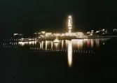 Stockholmsutställningen 1930
Nattbild. Utställningsområdet, masten speglar sig i vattnet