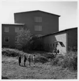 Riksby folkskola (Musikskolan, Västerortsdistr.)
Exteriör. Barn i förgrunden.