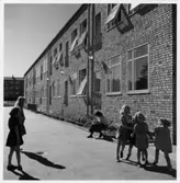 Abrahamsberg folkskola
Exteriör, barn på skolgården