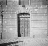 Skeppsbron 42, Stockholm
Exteriör

Svensk arkitektur: kyrkor, herrgårdar med mera fotograferade av Arkitekturminnesföreningen 1908-23.