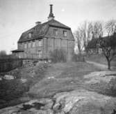 Vid Roslagstull, Stockholm
Exteriör

Svensk arkitektur: kyrkor, herrgårdar med mera fotograferade av Arkitekturminnesföreningen 1908-23.