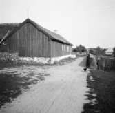 Bua by, Halland
Exteriör

Svensk arkitektur: kyrkor, herrgårdar med mera fotograferade av Arkitekturminnesföreningen 1908-23.