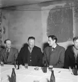 Sånga-Säby elevbostad.
Taklagsfest.
Män kring uppdukat bord.
Interiör.