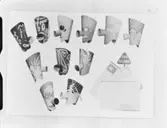 Masker, varav en med KF:s enblem.