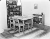Uppställd möblering
Matsalsmöbel, bonad och bokhylla
Interiör