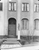 Port med skulptur av professor Erik Lallerstedt
Danderydsgatan 15
Exteriör