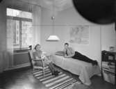 Familjeporträtt
Man, kvinna och litet barn
Interiör