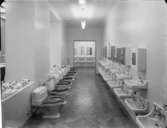 Ahlsell och Bernströms affär
Handfat, badrumsskåp och toalettskåp och badkar
Interiör