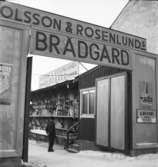 Olsson & Rosenlunds brädgård med skylt
Exteriör