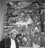 Portätt av konstnären Uno Vallman i sin ateljé
Interiör