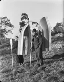 Hopfällbar båt
Två män med varsin halv båt på ryggen och åra i handen