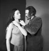 Dansaren Birgit Åkesson och konstnären Egon Möller-Nielsen förbereder en dansföreställning