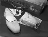 Tofflor och resväska