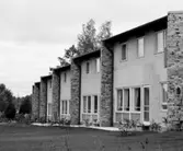 Radhus i Vällingby
Exteriör, radhusområdet Atlantis. Entéfasad mot gräsmatta.